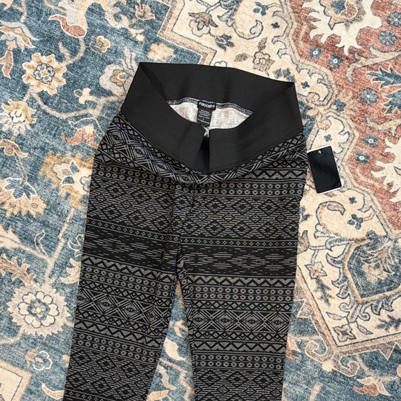 Stoosh Women’s Large Black White Patterned Leggings - Picture 4 of 9